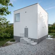 Dům má velmi minimalistické rysy.