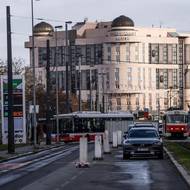 Uzavřený jízdní pruh na Vinohradské ulici.