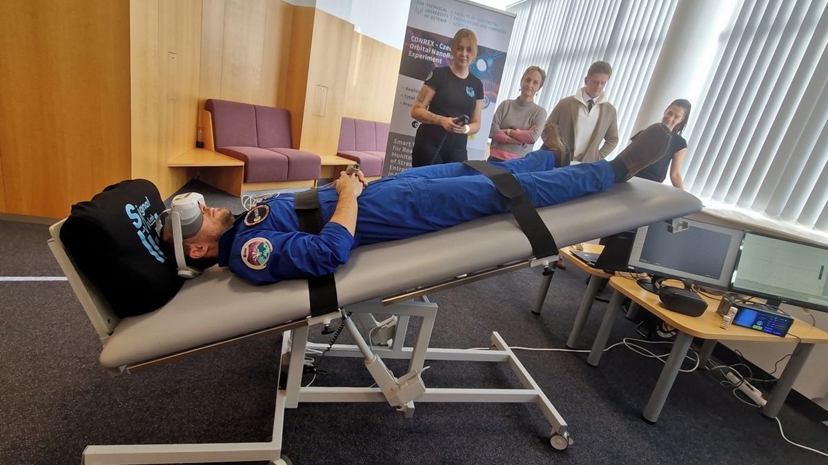 Český astronaut otestoval na vlastním těle chytré tričko pro svou misi do vesmíru