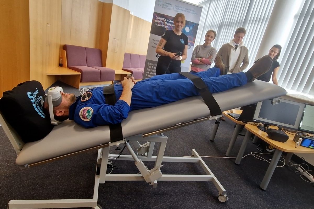 Český astronaut otestoval na vlastním těle chytré tričko pro svou misi do vesmíru