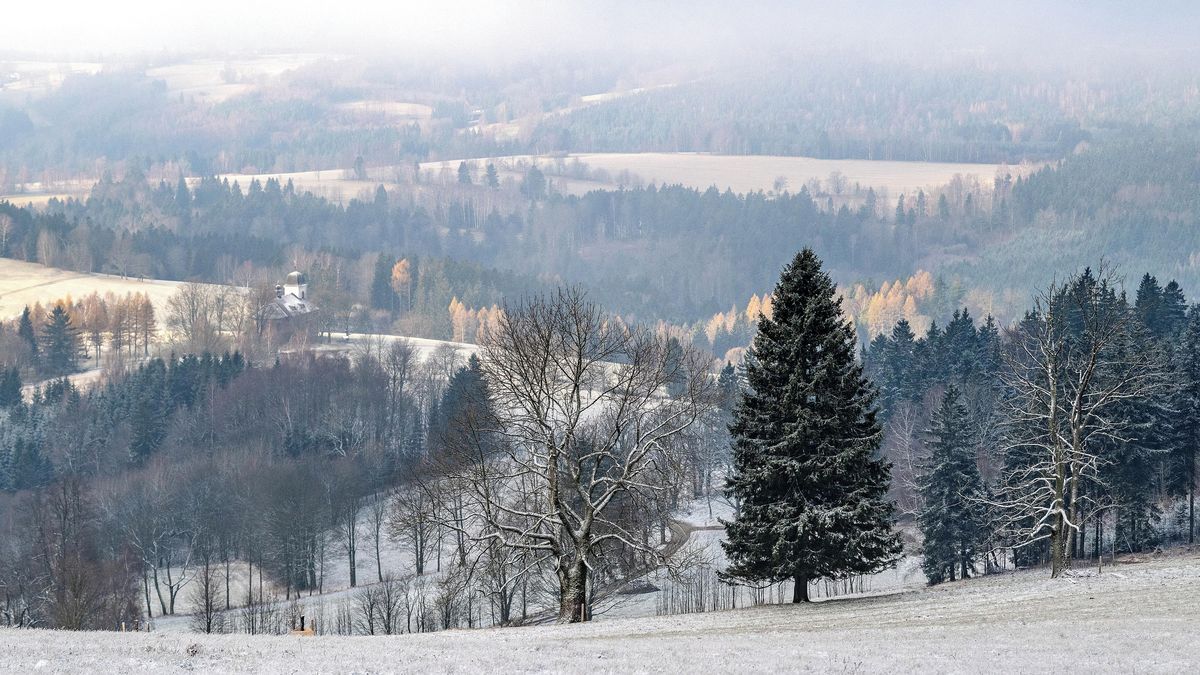 Česko v sevření mlh, slunce vysvitne uprostřed týdne