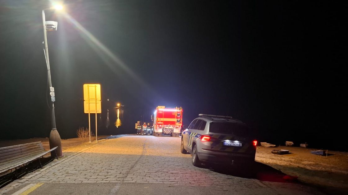 Řidič z Rakouska sjel s vozem do Lipna. Na místě zemřel