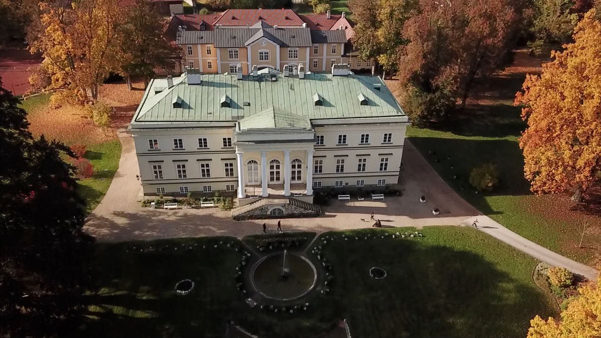 Zámkem v Kostelci nad Orlicí provádí i sám majitel František Kinský