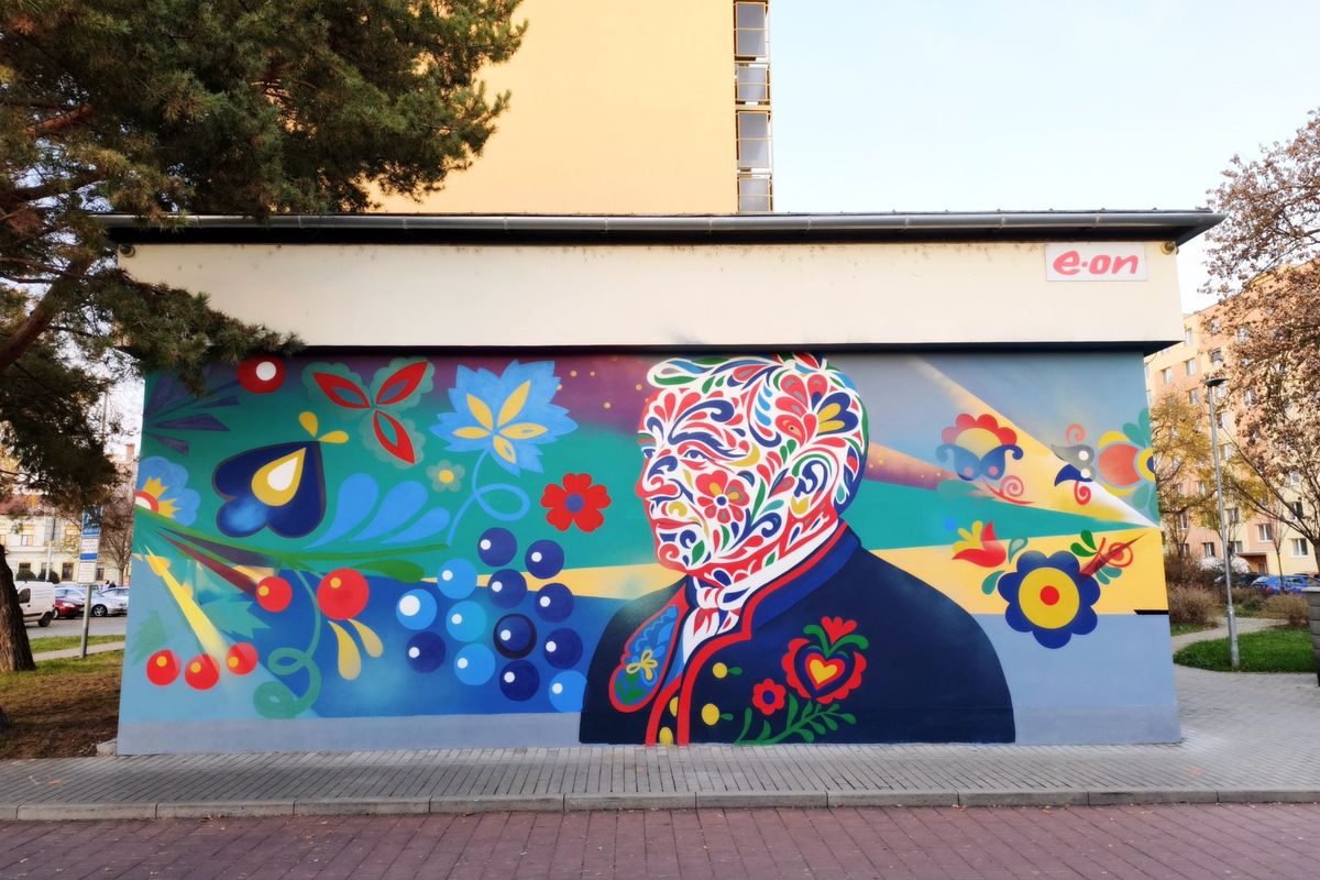 Malba z ornamentů na trafostanici v Břeclavi vzdává hold králi lidovek Jožkovi Černému