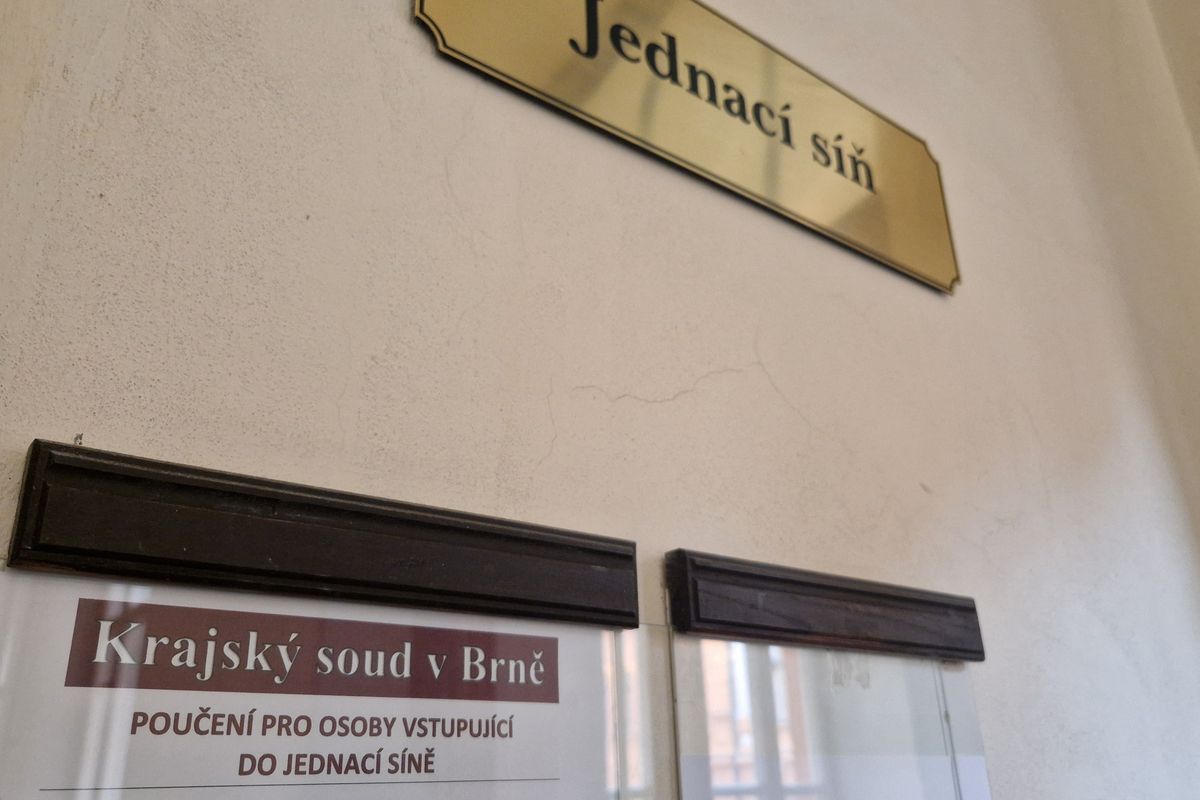 Žena se na dálku zamilovala do recidivisty a vzala si ho, když byl ve vězení. Po propuštění ji hned začal mlátit