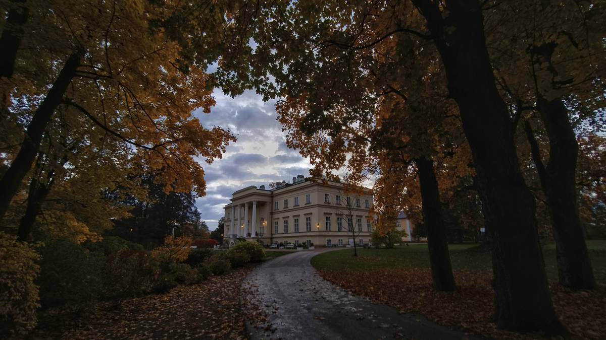 Za soumraku vypadá památka mysticky.