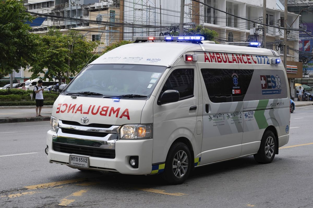 Uklízečka v Bangkoku objevila novorozenou holčičku natěsnanou ve splachovací nádržce toalety