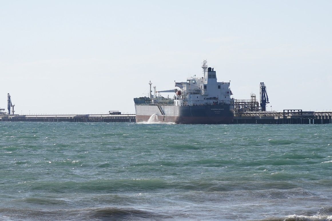 Lodě s ruskou ropou spěchají k Indii. Sankce jim od pátku neumožní náklad vyložit