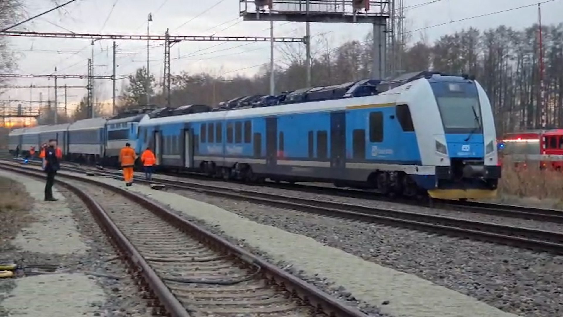 Srážka rychlíku a osobního vlaku na Českobudějovicku, desítky zraněných