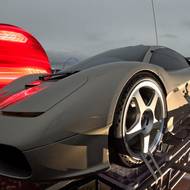 Gordon Murray S1 LM se vznáší nad Las Vegas, vlevo je vidět slavná budova The Sphere.