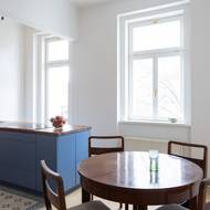 V jídelně je možné obdivovat sladění pracovní desky s jídelním stolem. 