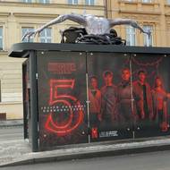 Zastávka MHD s motivy seriálu Stranger Things na Albertově
