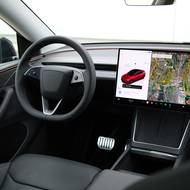 Interiér je minimalistický.