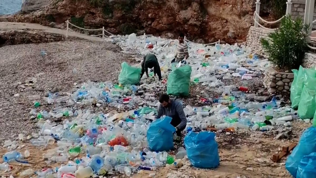 Jadran bičují divoké bouře, zaplavují pláže tunami odpadků