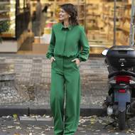 Sluší jí i ostře zelený komplet.