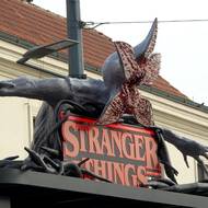 Zastávka MHD s motivy seriálu Stranger Things na Albertově