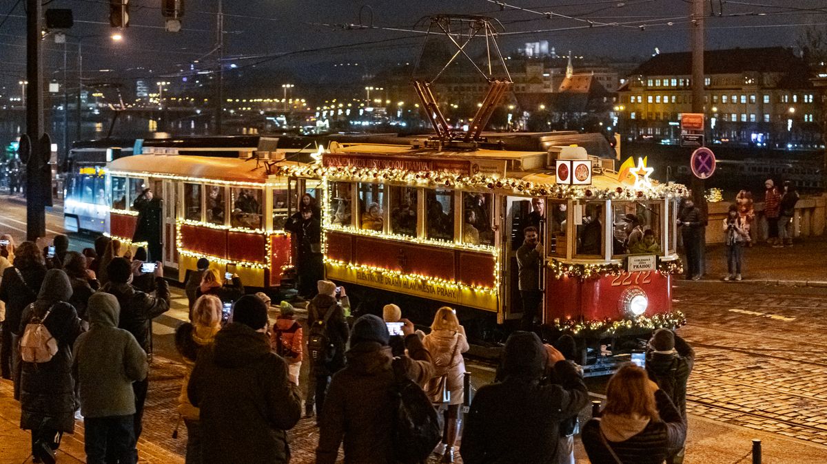 Do ulic Prahy vyrazily vánoční tramvaje. Zdobí je celkem 34 tisíc světel