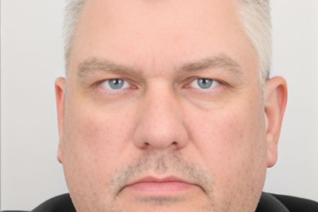 Odjel vlakem do Prahy na lékařské vyšetření. Vážně nemocného muže teď hledá policie