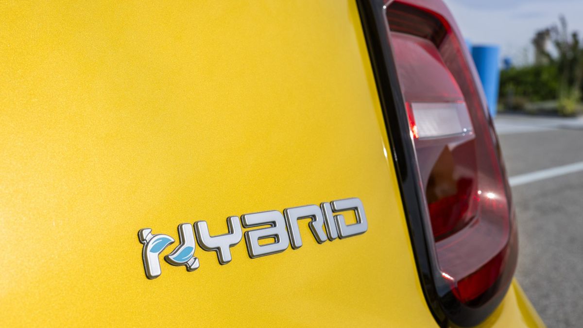 Hybridy mohou dostat odklad zákazu spalovacích motorů