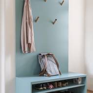 V hale příchozí přivítá sympatický barevný prvek v podobě tyrkysového botníku s věšákovou stěnou.