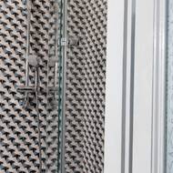 Koupelnu zkrášlily nové obklady, dlažby a pískované sklo. 