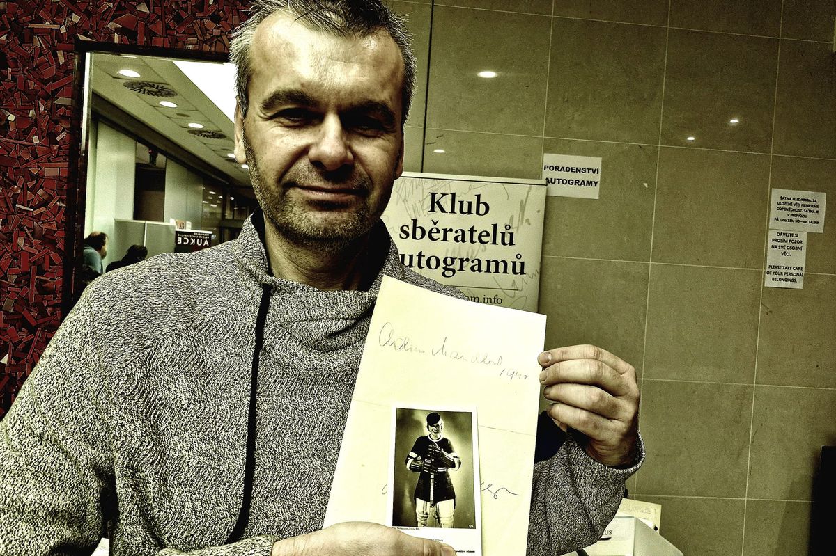 Pražský veletrh láká na podpisy Vinnetoua či Adiny Mandlové i platidla diktátorů