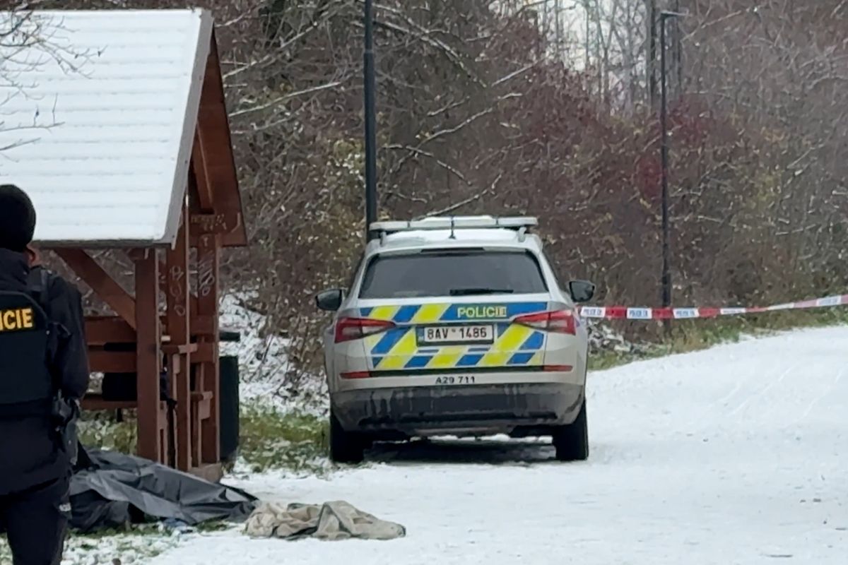 U cyklostezky v Praze našli mrtvého muže