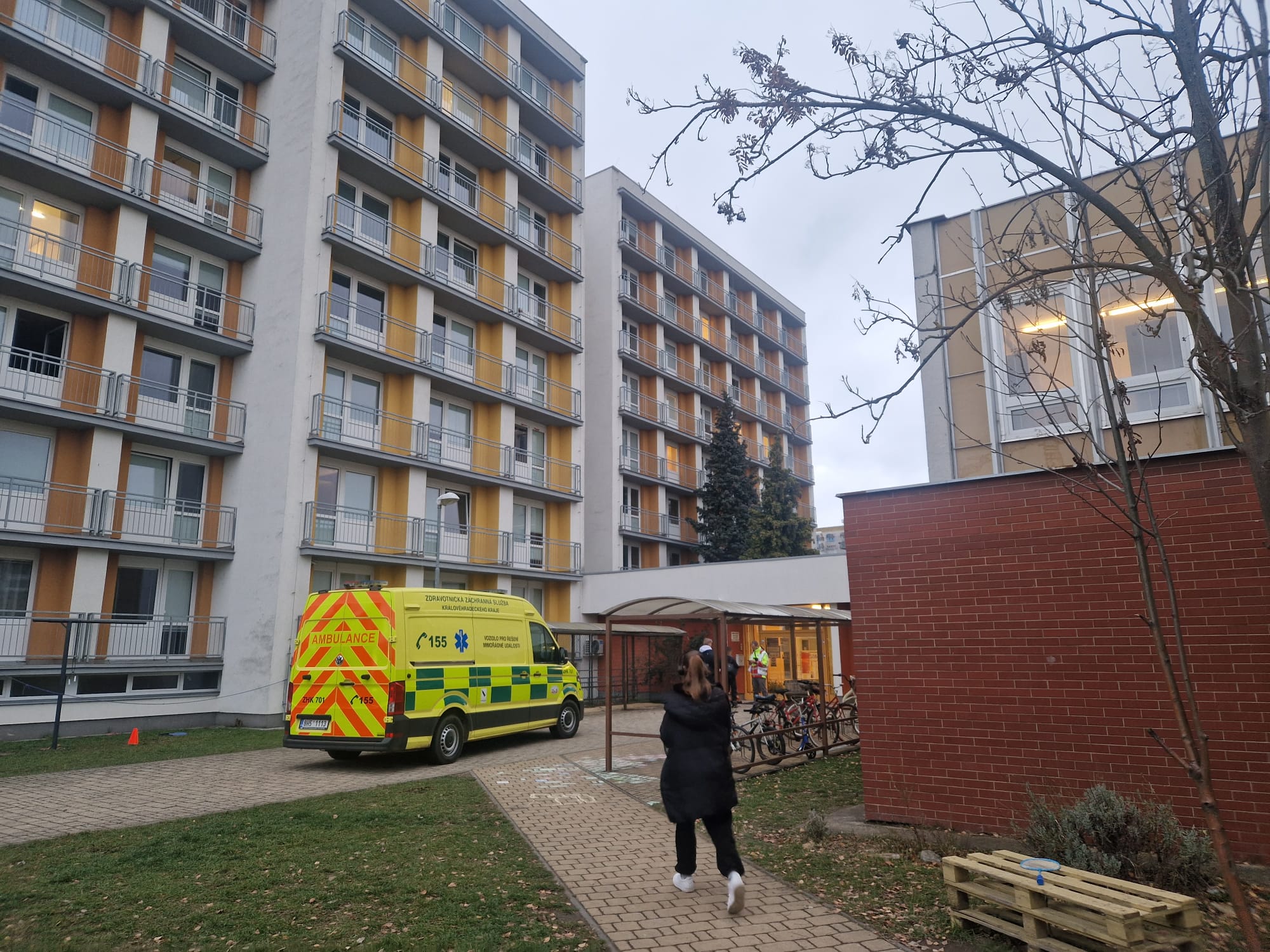 Pokus ve škole skončil popálením dvou nezletilých dívek, policie obvinila učitelku z ublížení na zdraví