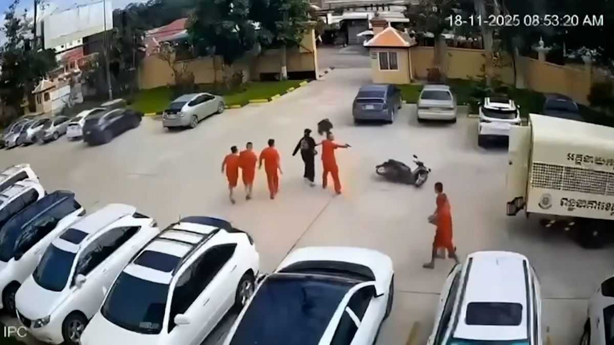 Útěk vězňů jako v akčním filmu. Žena jednomu z nich předala pistoli, když jej dodávka přivezla k soudu