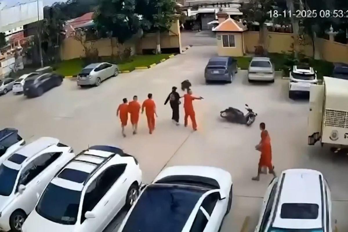 Útěk vězňů jako v akčním filmu. Žena jednomu z nich předala pistoli, když jej dodávka přivezla k soudu