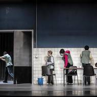 Inscenace vypráví příběh několika brigádníků, kteří se setkávají během noční směny v balírně masných výrobků.