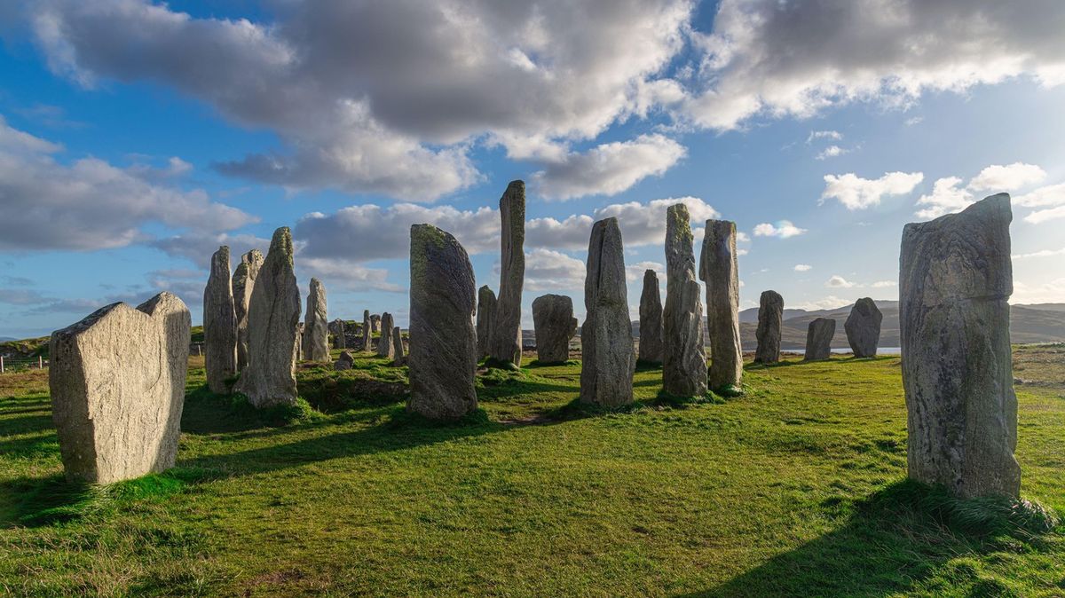 „Skotské Stonehenge“ už nebude zadarmo. Turisté za návštěvu stojících kamenů zaplatí