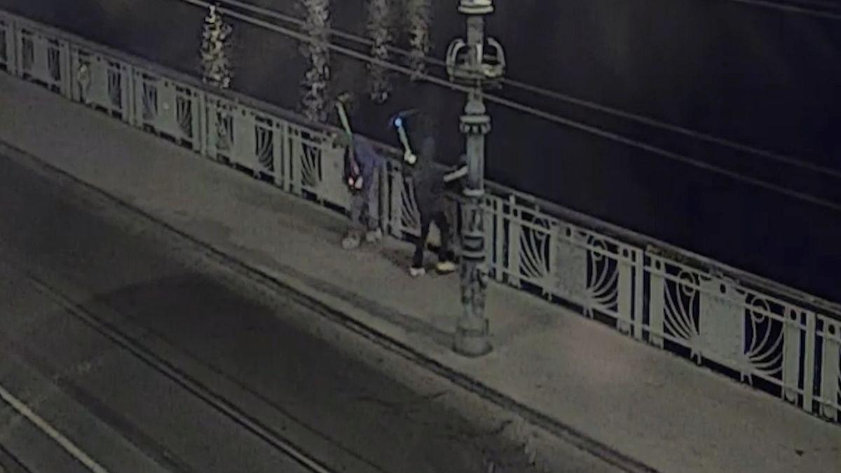 Jedenáct elektrokoloběžek letělo v Praze do Vltavy. Dvojici při házení zachytila kamera