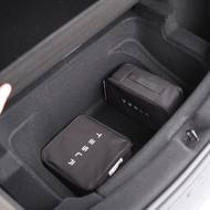 ... má hluboké dvojité dno.