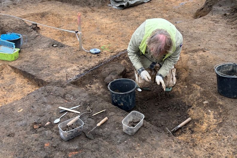 Archeologové odhalili pod budoucí silnicí na Mladoboleslavsku pozůstatky z doby bronzové i kamenné
