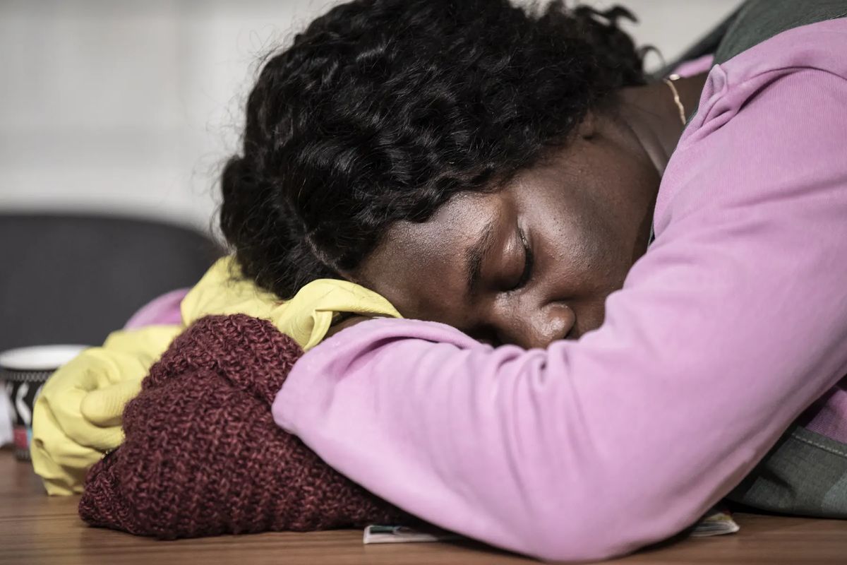 Pražské křižovatky vrcholí. Zeldin přiváží drama o lidech na dně pracovního trhu