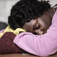 Realistické prostředí hry odhaluje podobu prekarizované práce – uklízeček a uklízečů, kteří během krátkých, pouze desetiminutových pauz, na něž mají během směny nárok, prožívají své osobní i pracovní starosti