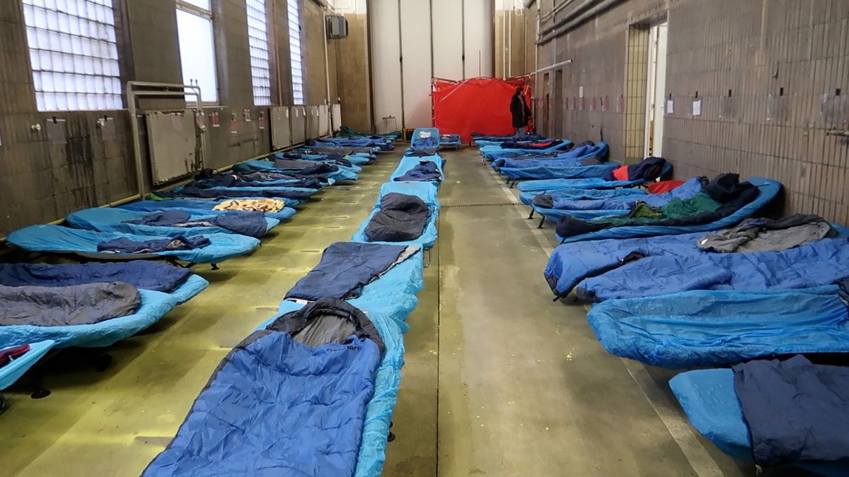 Chrápání nevadí, hlavně když je teplo. Plzeň kvůli mrazům otevřela nouzovou noclehárnu