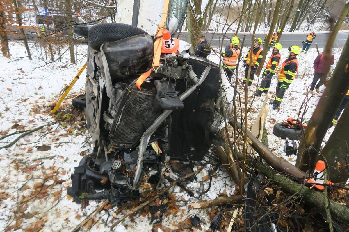 Řidič nezvládl na Šumpersku zatáčku a narazil do stromu