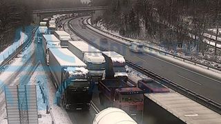 Počasí komplikuje dopravu po celém Česku, D1 u Prahy ucpaly kamiony