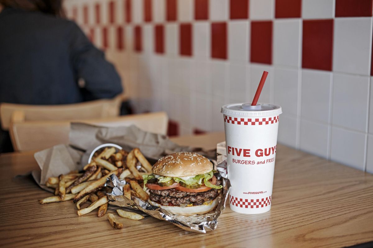 V Česku se otevírá první fastfood Five Guys
