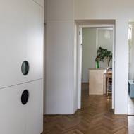 Vysoké zrcadlo v hale ukrývá plynoměr.