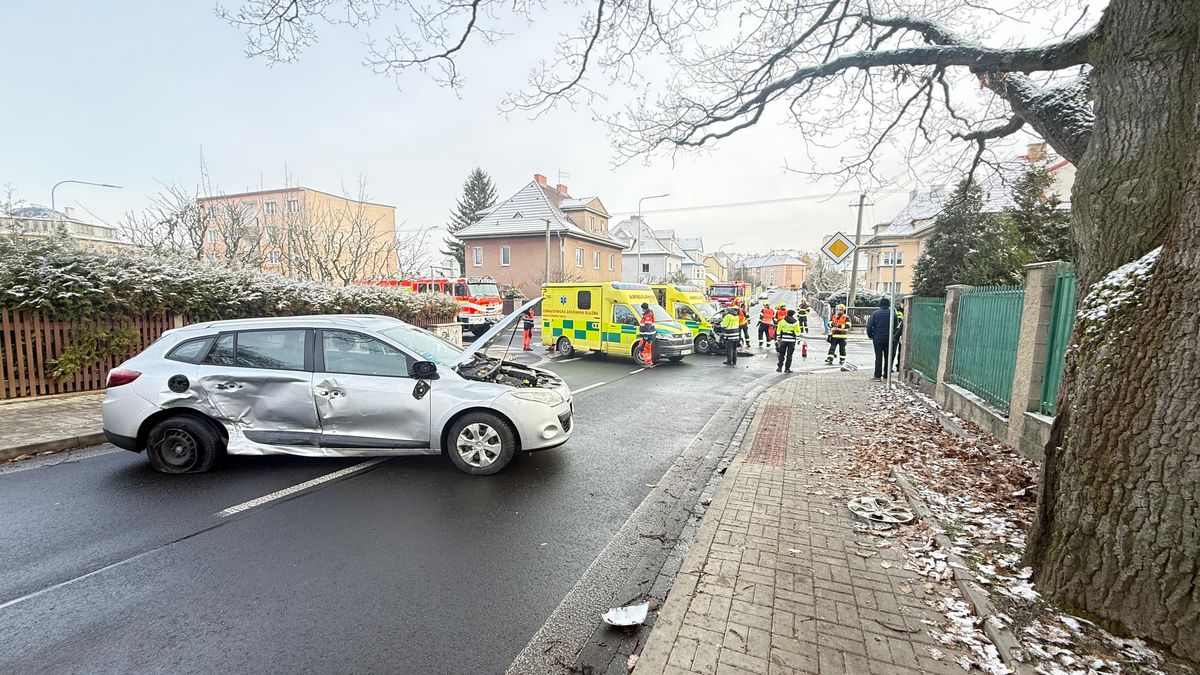 Auto v Chebu po nehodě odmrštilo sanitku na chodník, kde šla učitelka s dětmi. Pět zraněných