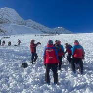 Pátrání na svahu, který zasáhla lavina.