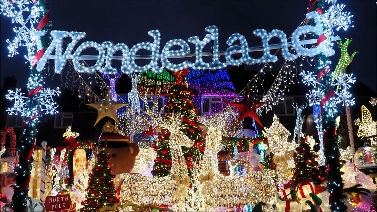 Přenádherně vánočně vyzdobený dům je připomínkou nesmírného smutku rodiny