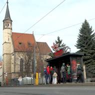 Zastávka MHD s motivy seriálu Stranger Things na Albertově