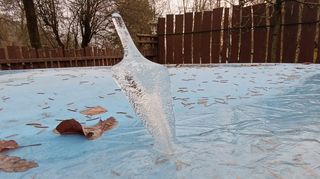 V Maďarsku se vytvořil podivuhodný ledový šíp 