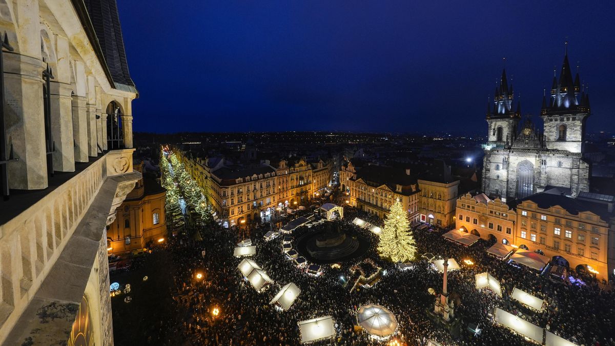 FOTO: Kilometry vánočních řetězů rozzářily vánoční strom na Staroměstském náměstí