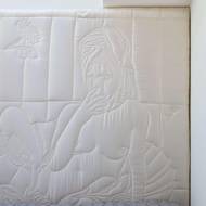 Čelo za postelí je uměleckým dílem znázorňujícím novodobou Venuši.