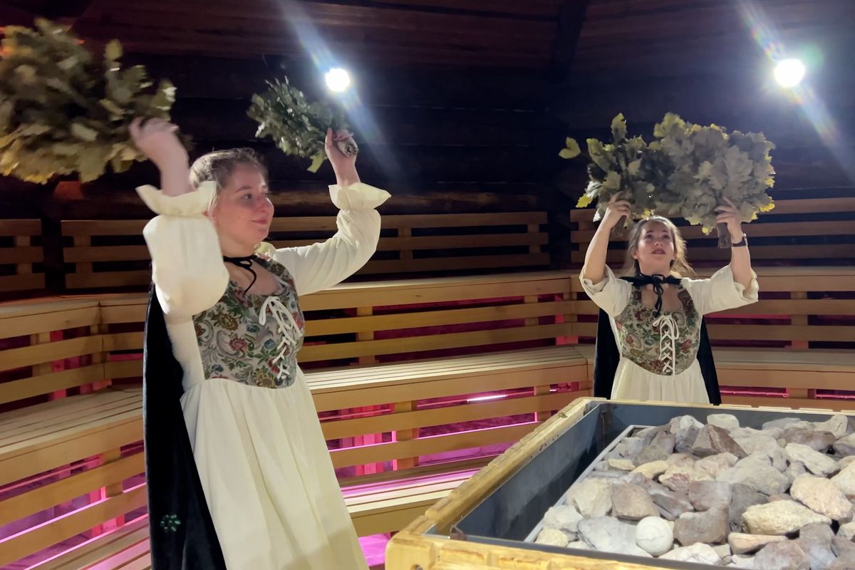 Metličkové rituály i triky s ručníkem. U Prahy se koná mistrovství světa v saunování